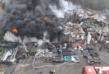 У Дніпрі з-під завалів ангару, в який влучила російська ракета, врятували жінку