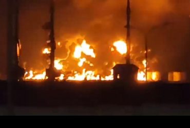 В Севастополе пылает резервуар с топливом: оккупанты заявили об атаке БПЛА (фото, видео)