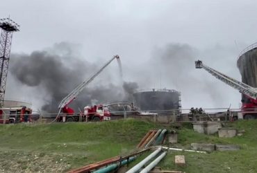Пожар на нефтебазе в Севастополе: россияне с трудом тушат резервуар (видео)