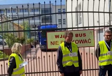 Хвороба прогресує: росіяни під Прощання слов'янки влаштували галас біля школи при посольстві РФ у Варшаві