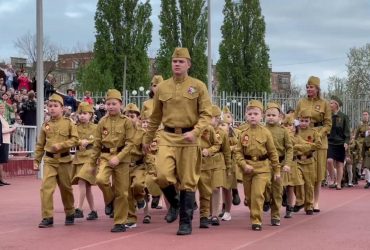 Далі тільки немовлята: у Єйську провели військовий парад дошкільнят (відео)