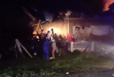 Под Брянском в пожаре погибли люди, власти обвинили ВСУ в обстреле (видео)