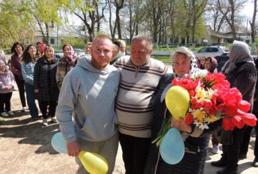 Українців розчулили кадри повернення військового з російського полону (фото, відео)