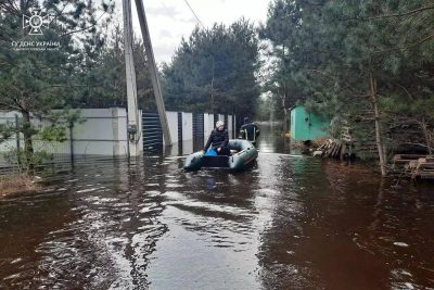 Фонтан-гигант забил в жилом дворе в Волгограде – видео