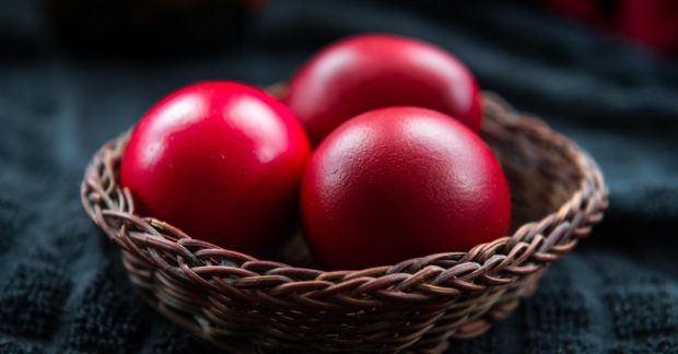 Как покрасить яйца на Пасху - натуральный краситель и благородный ...