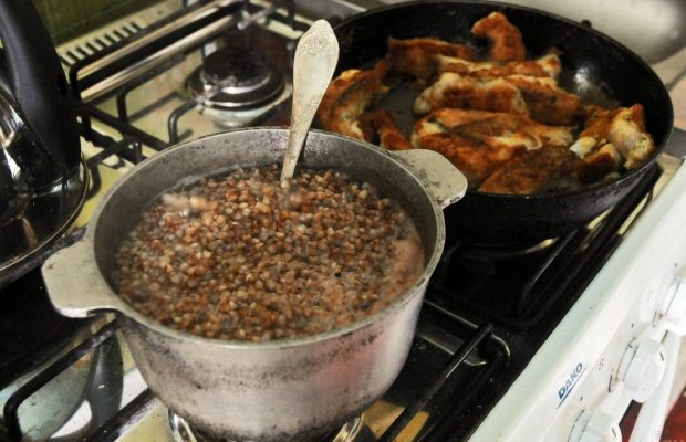 Можно ли оставлять ложку в супе: вы пожалеете, что не знали
