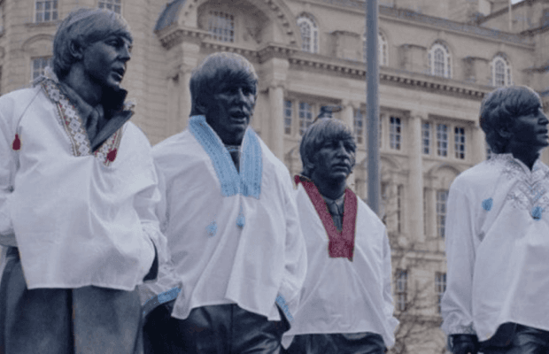 Памятник группе Beatles в Великобритании нарядили в украинские вышиванки
