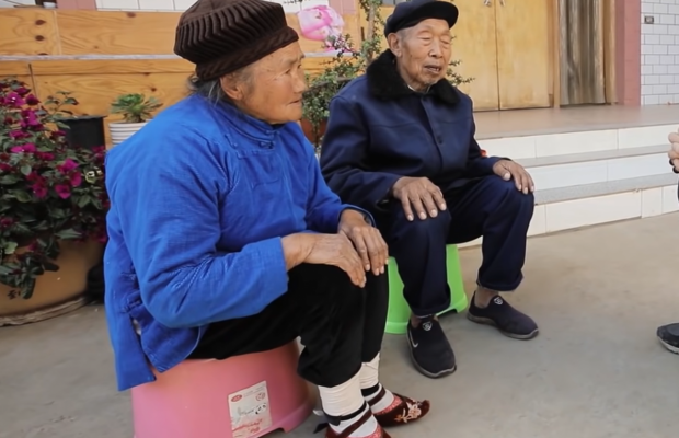 Ломали пальцы и туго бинтовали: как выглядит героиня шоу "Мир наизнанку" с "ножками-лотосами"