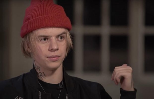 Российский рэпер Pharaoh пнул кроссовок в толпу фанатов: "прилетело" в голову девушки