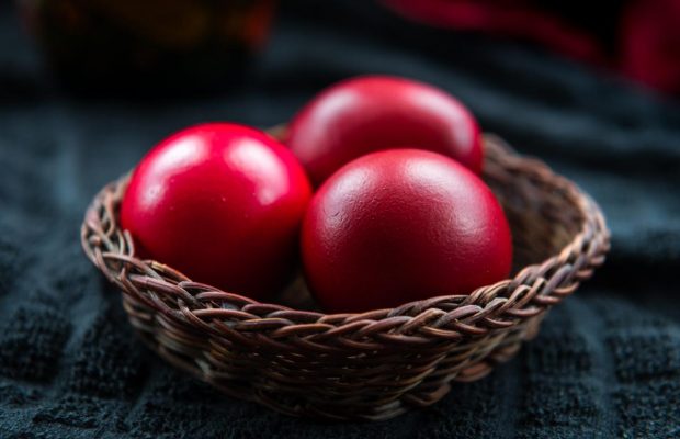 Бабусин лайфхак: як пофарбувати яйця бюджетно