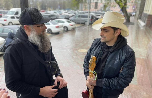 В Киев приехал кантри-музыкант Брэд Пейсли и спел "Червону руту" (видео)