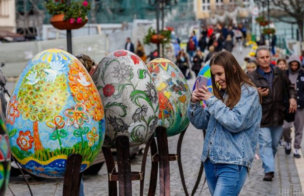 В Ужгороде открыли выставку писанок, чудом уцелевших при обстрелах Киевщины (фоторепортаж)