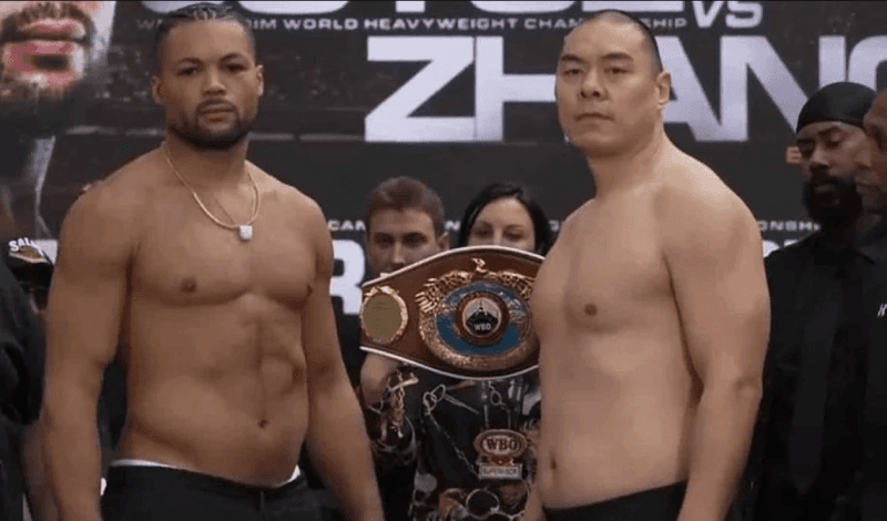 Джо Джойс (ліворуч) сенсаційно програв китайцю / фото twitter.com/frankwarren_tv Джо Джойс (ліворуч) сенсаційно програв китайцю / фото twitter.com/frankwarren_tv