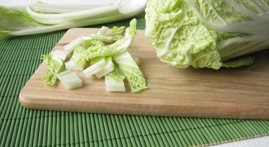 Салат з пекінської капусти: готуємо з того, що є в холодильнику