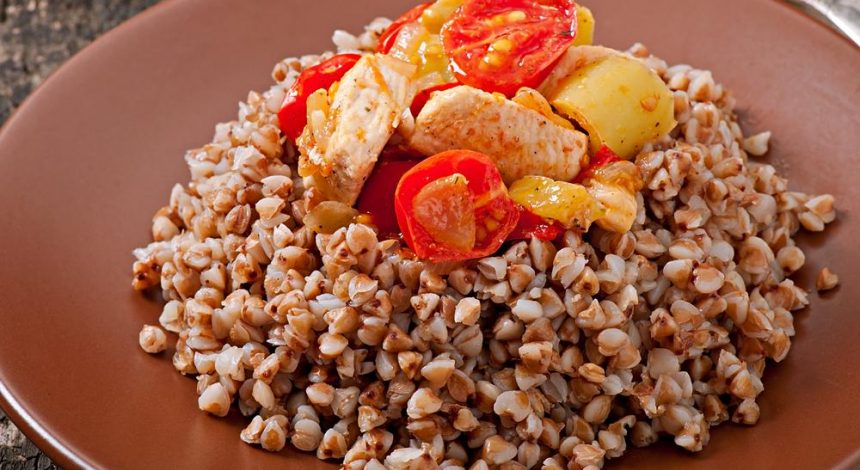 Самая вкусная гречка с мясом в сковороде: ужин без хлопот