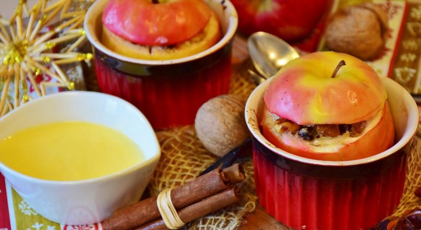 Незвичайні запечені яблука з сиром, горіхами і корицею: ТОП-3 рецепти