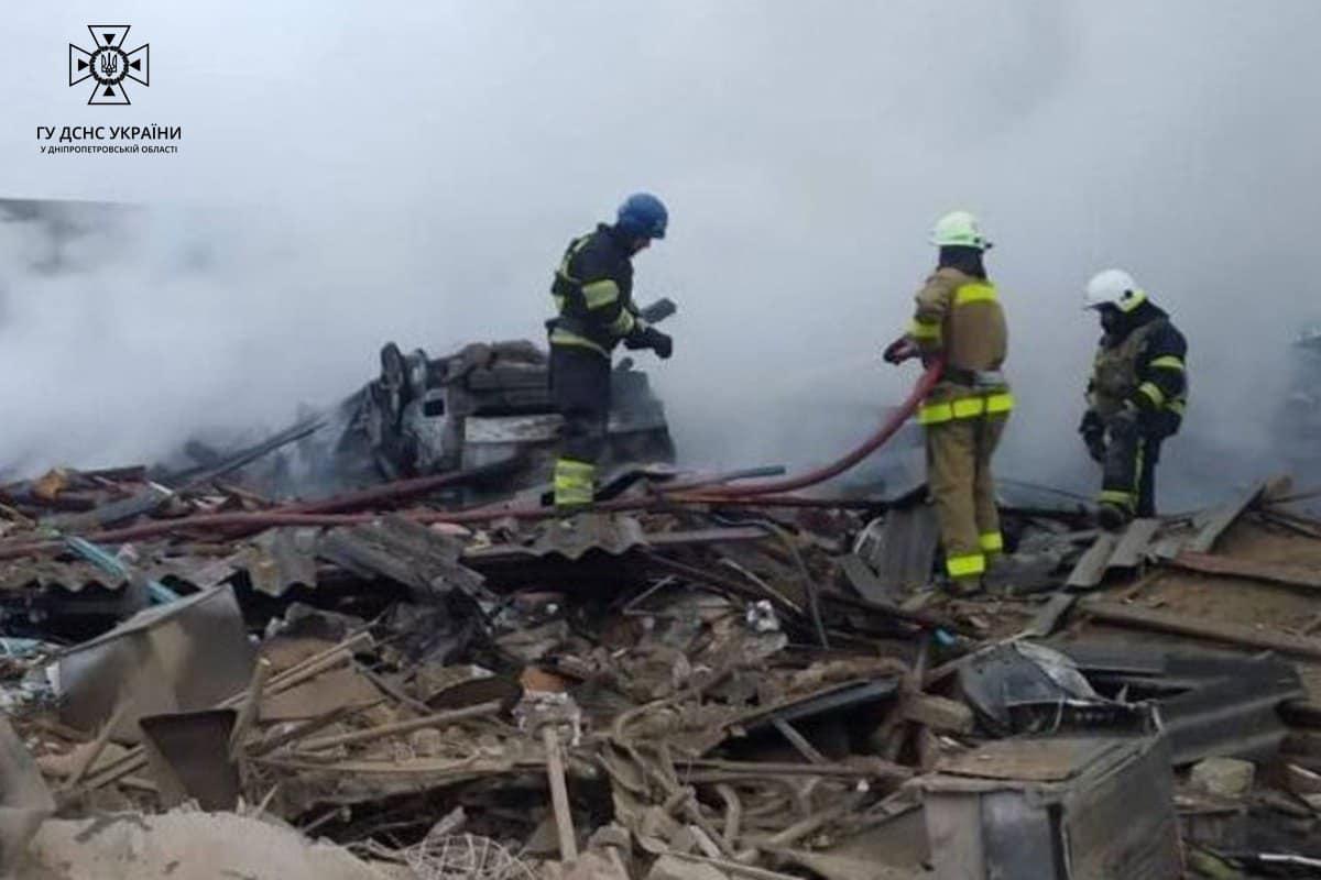 У Павлограді внаслідок ворожого ракетного удару пошкоджено десятки приватних будинків та багатоповерхівок / фото facebook.com/MNSDNE У Павлограді внаслідок ворожого ракетного удару пошкоджено десятки приватних будинків та багатоповерхівок / фото facebook.com/MNSDNE