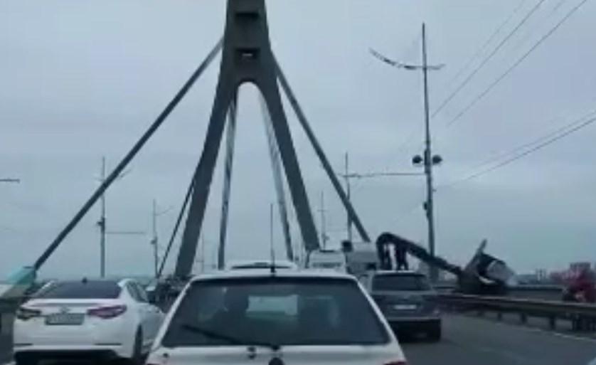 После падения конструкции водитель грузовика исчез После падения конструкции водитель грузовика исчез