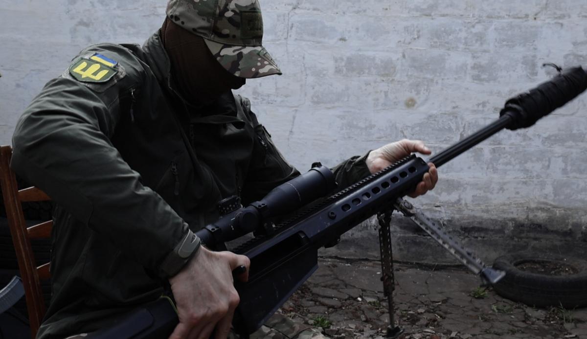 Barrett 50 калібру важить 25 кг і складається з двох частин / фото Дмитро Ключко, УНІАН Barrett 50 калібру важить 25 кг і складається з двох частин / фото Дмитро Ключко, УНІАН