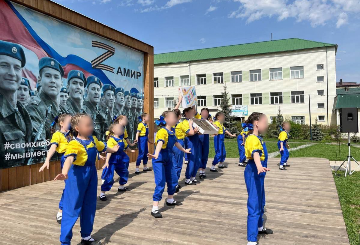 У Татарстані розгорівся скандал через дитячі костюми / фото з соцмереж У Татарстані розгорівся скандал через дитячі костюми / фото з соцмереж