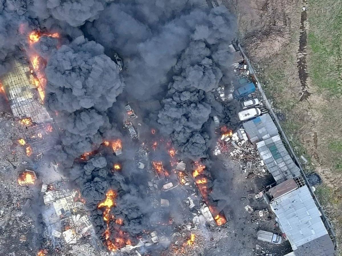 Під Пітером масштабна пожежа на промзоні / фото з соцмереж Під Пітером масштабна пожежа на промзоні / фото з соцмереж