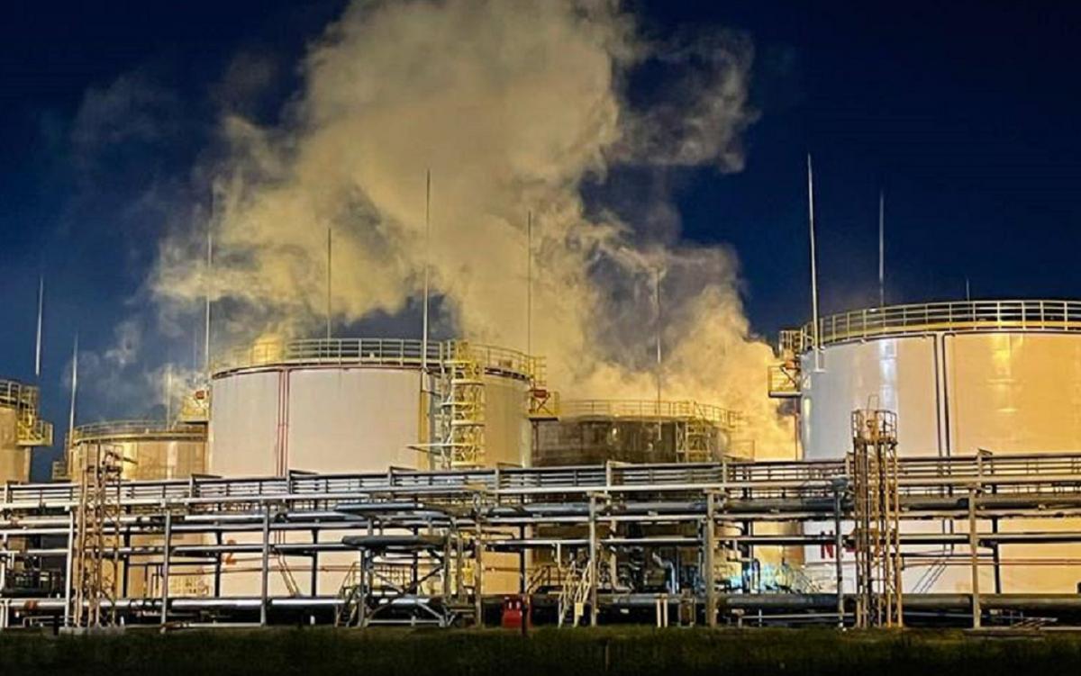 Всего в горящем резервуаре на Ильском НПЗ было 4,5 тысячи кубометров дизтоплива / .t.me/breakingmash Всего в горящем резервуаре на Ильском НПЗ было 4,5 тысячи кубометров дизтоплива / .t.me/breakingmash