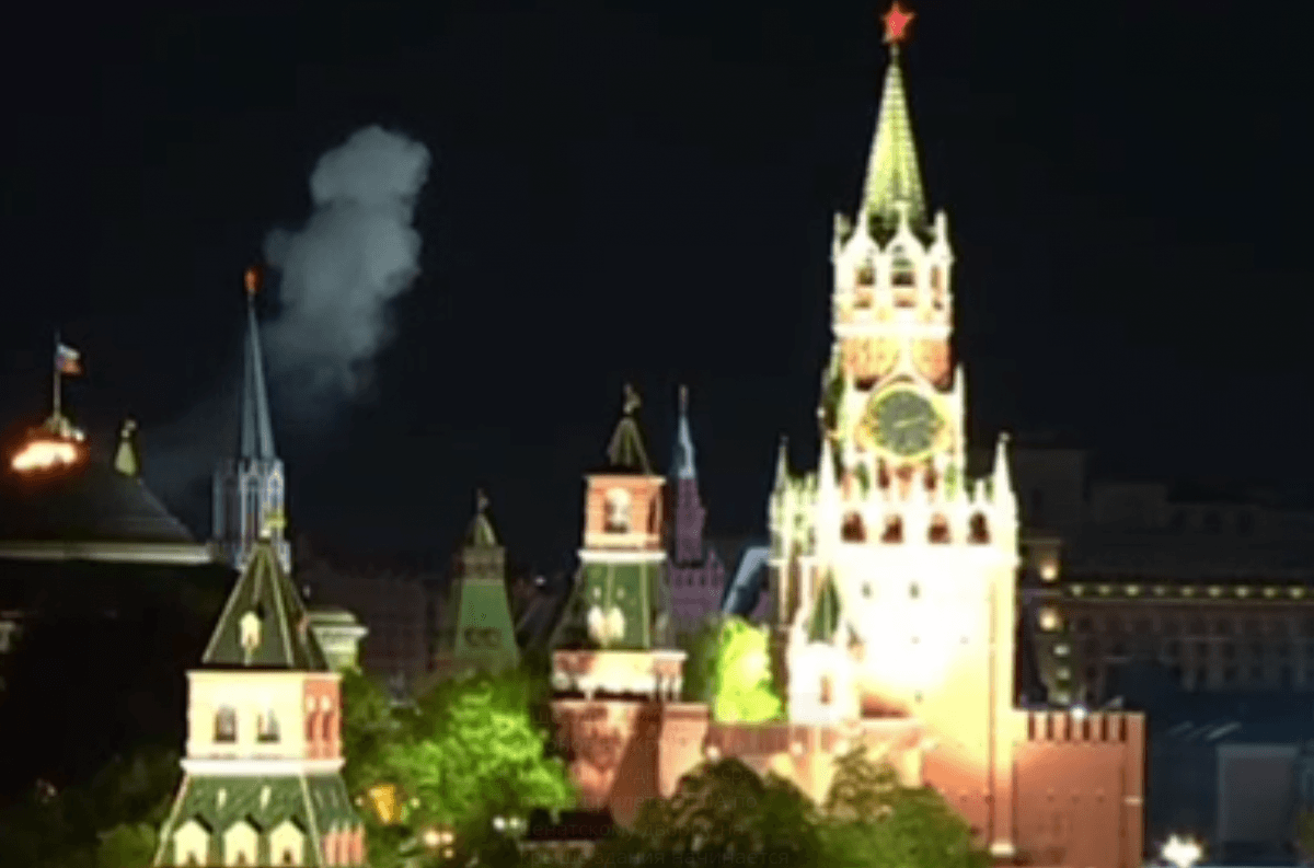 Россияне взорвали «хлопушку» перед камерой на куполе Кремля для провокации / скриншот