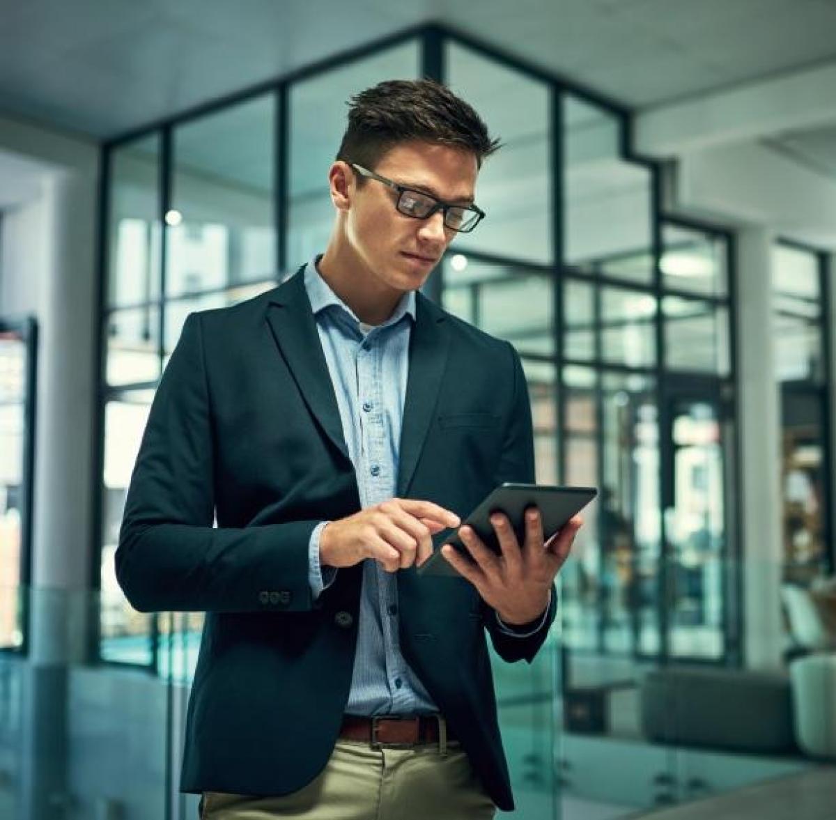 Schneider Electric представляє нове 3-фазне модульне джерело безперебійного живлення Schneider Electric представляє нове 3-фазне модульне джерело безперебійного живлення