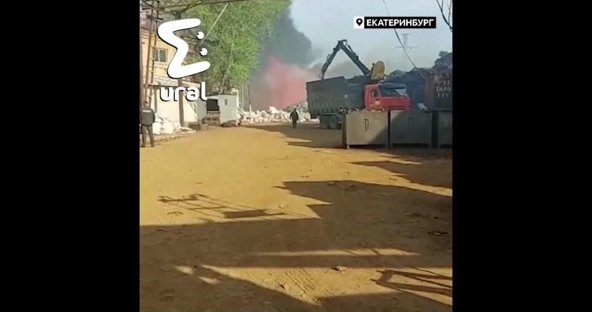 На Уральском турбинном заводе вспыхнул масштабный пожар / скриншот На Уральском турбинном заводе вспыхнул масштабный пожар / скриншот