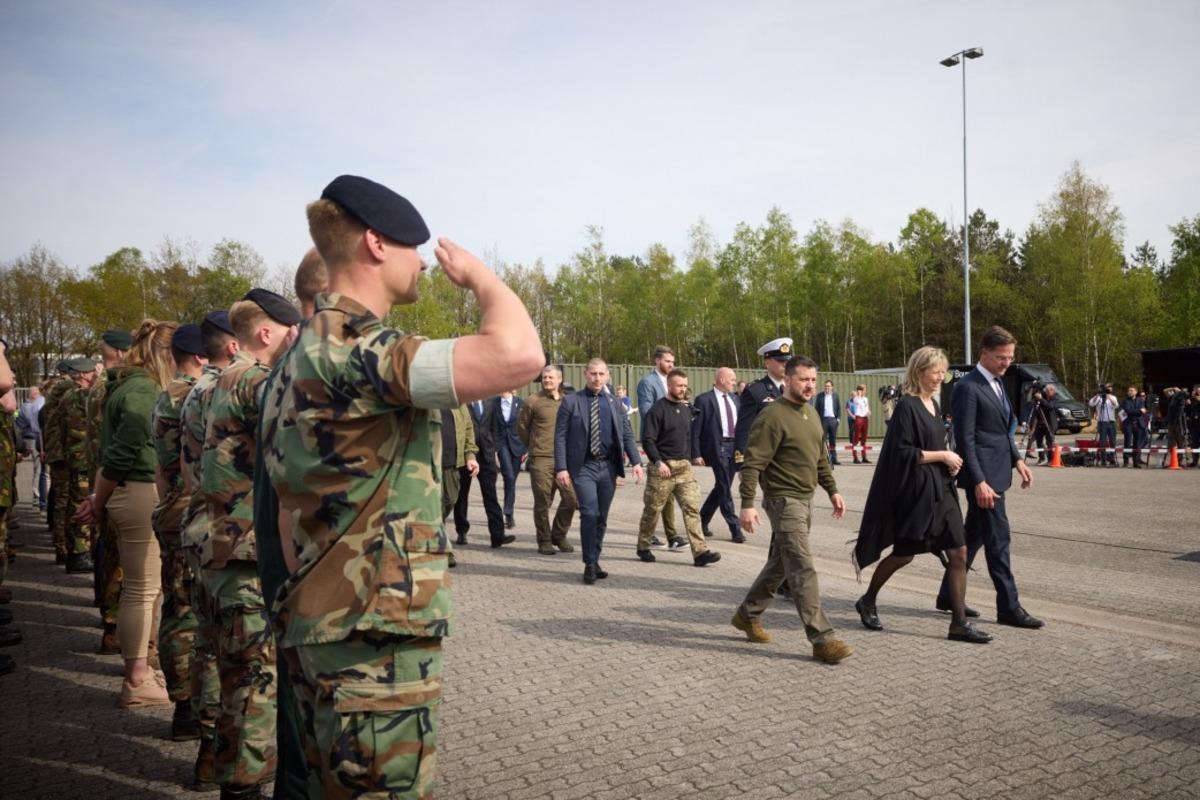 Зеленському показали зразки військової техніки, яку Нідерланди передають Україні / фото president.gov.ua