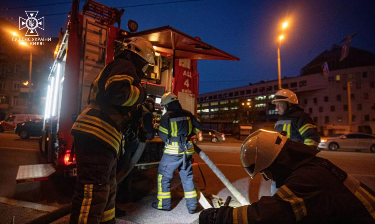 Падение обломков беспилотники вызвало пожар в Киеве / фото ГСЧС Падение обломков беспилотники вызвало пожар в Киеве / фото ГСЧС