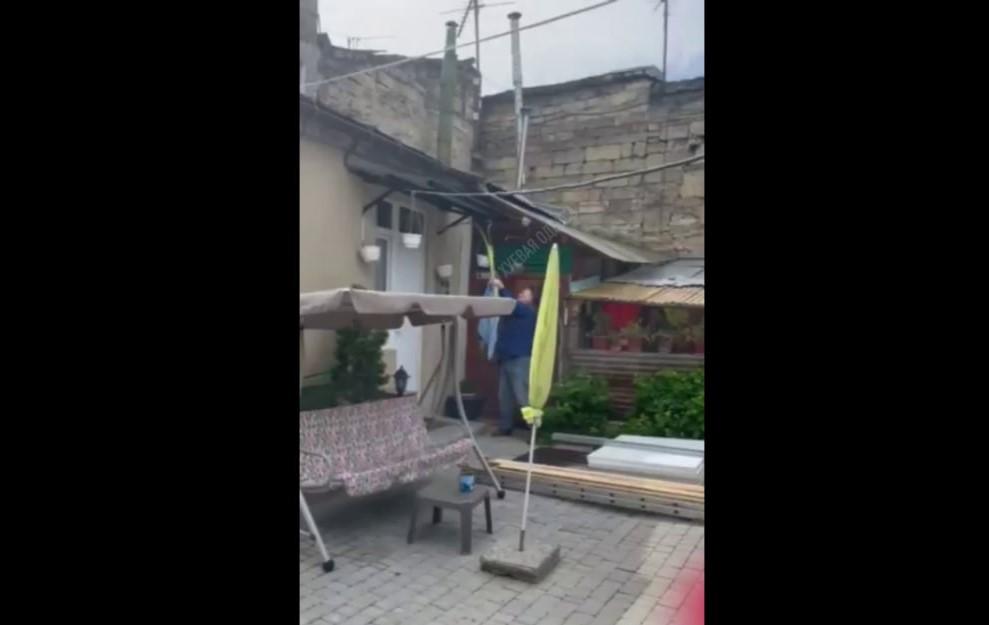 В Одессе мужчина демонстративно сорвал флаг Украины: причина 'убила' (видео) В Одессе мужчина демонстративно сорвал флаг Украины: причина 'убила' (видео)