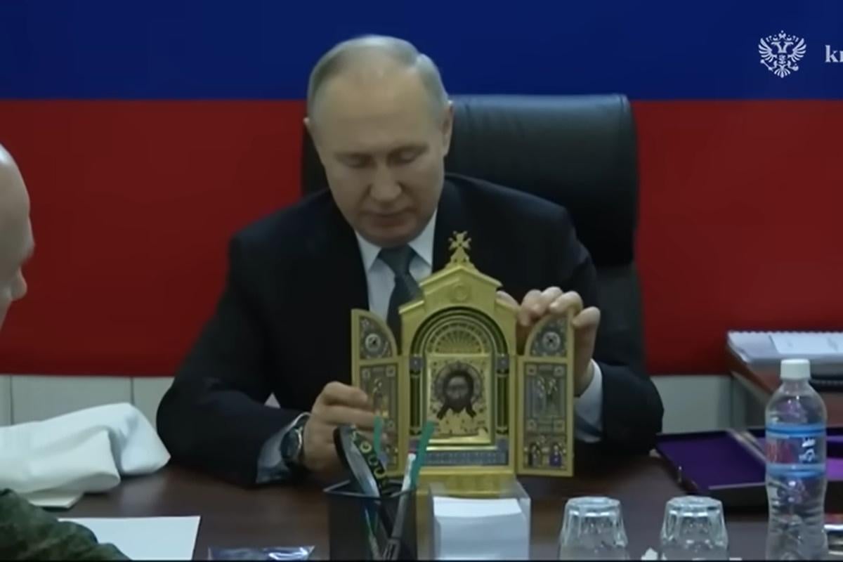Відбивати наступ ЗСУ росіяни зібралися іконою Путіна / скріншот Відбивати наступ ЗСУ росіяни зібралися іконою Путіна / скріншот