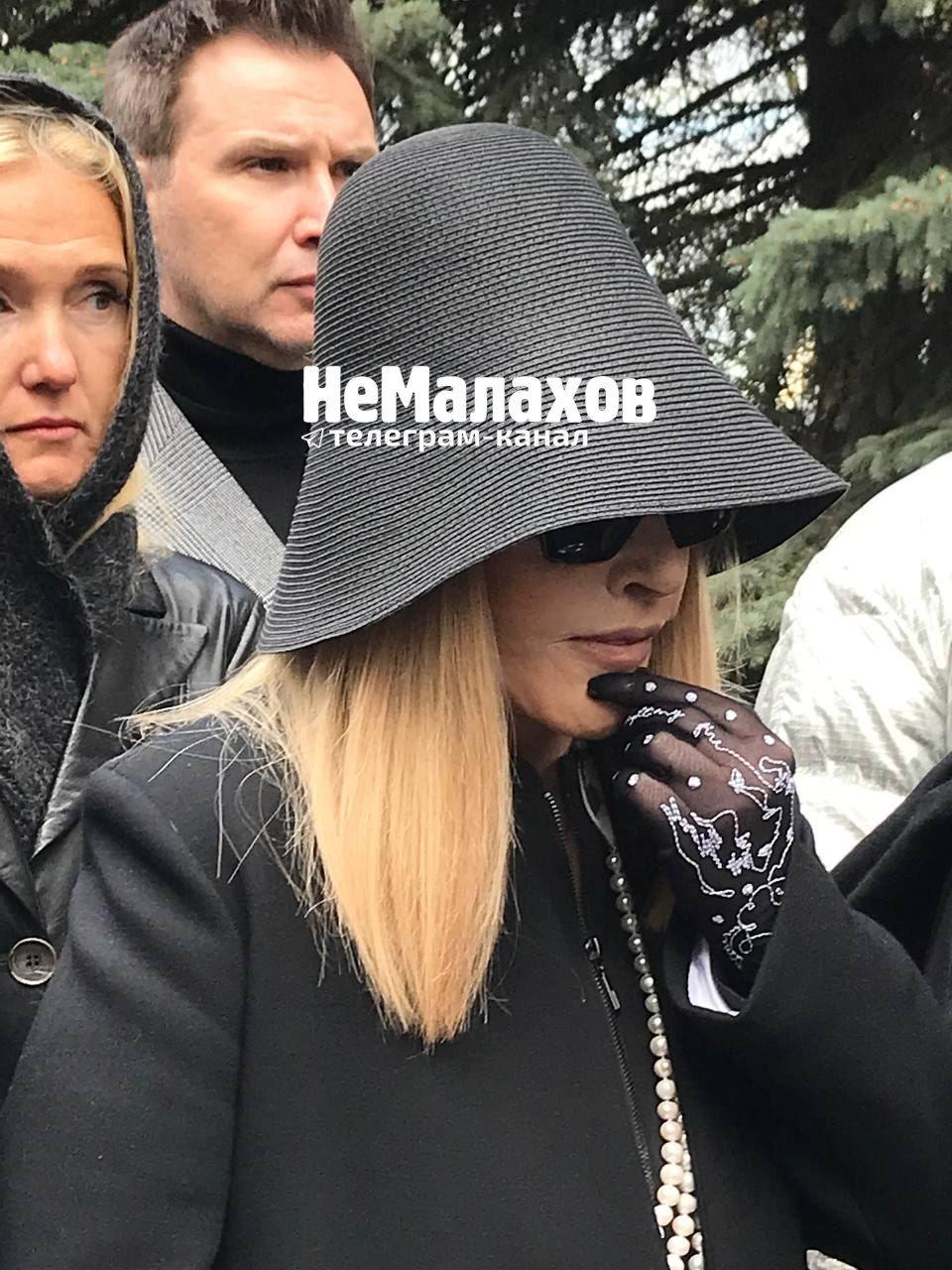 Пугачева на похоронах Юдашкина / фото "Немалахов" Пугачева на похоронах Юдашкина / фото "Немалахов"