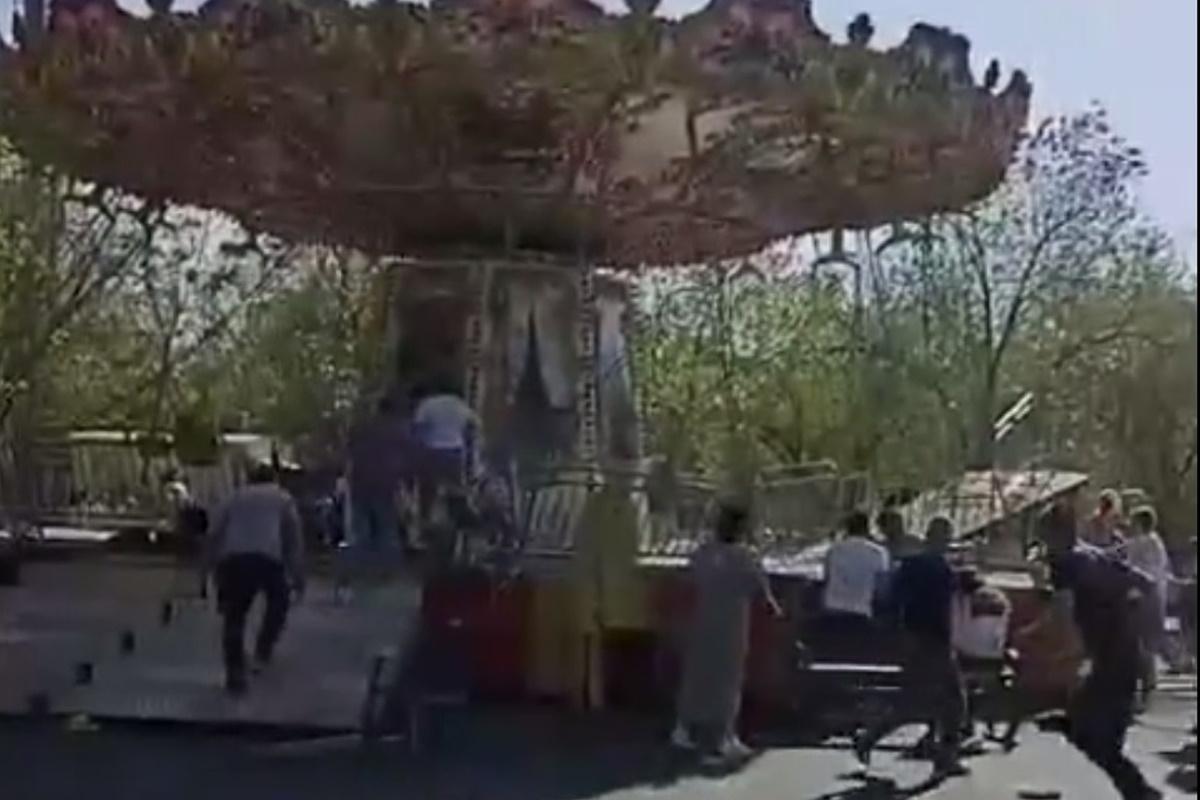 В Оренбурзі впав атракціон з дітьми / скріншот В Оренбурзі впав атракціон з дітьми / скріншот
