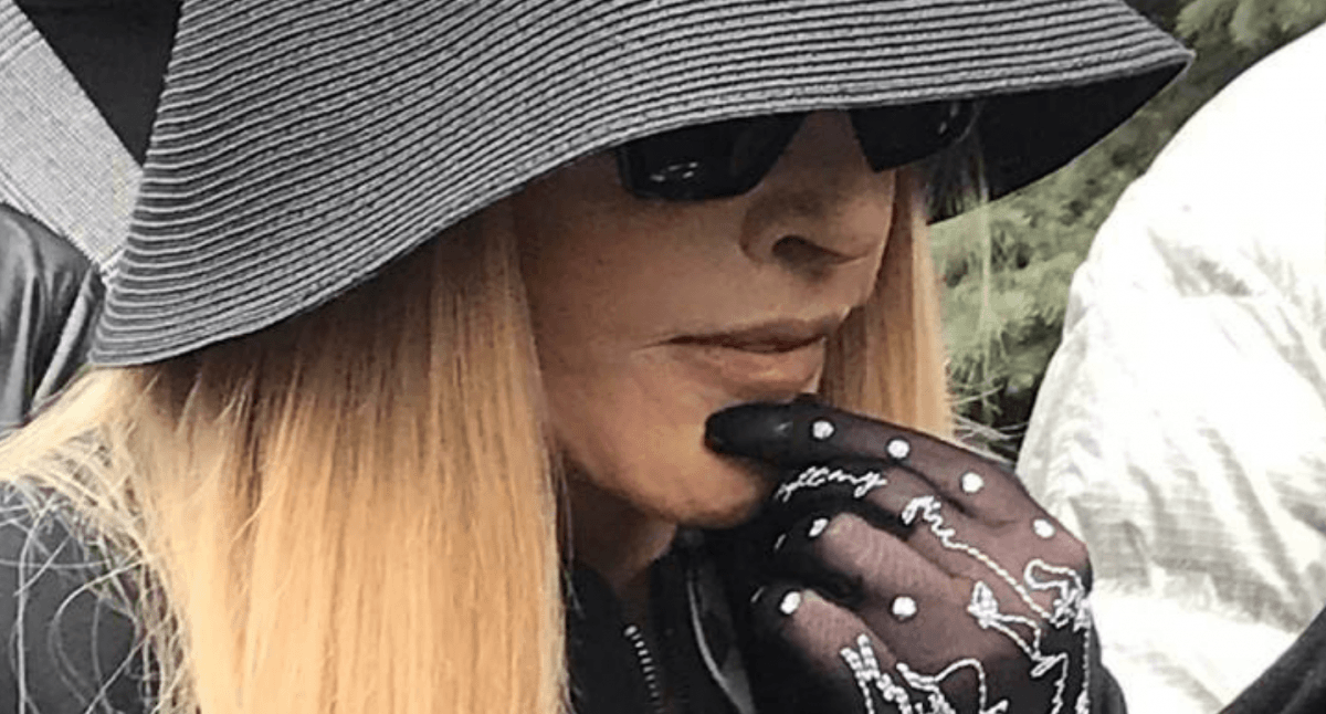 Алла Пугачева на похоронах Юдашкина / скриншот Алла Пугачева на похоронах Юдашкина / скриншот