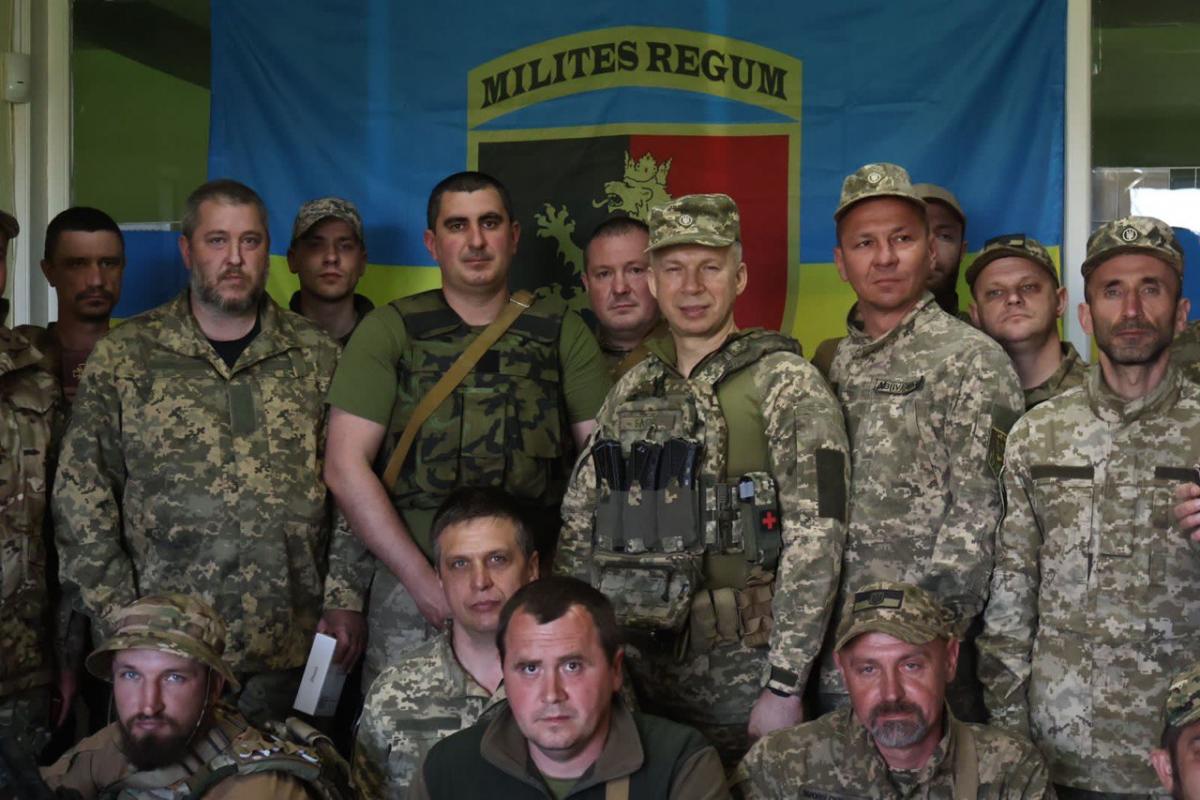 Сырский наградил бойцов, героически проявивших себя в боях Сырский наградил бойцов, героически проявивших себя в боях
