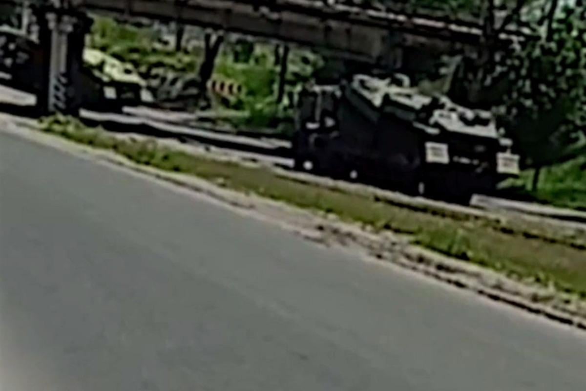 Враг перебросил много гусеничной техники в сторону Запорожской области / скриншот Враг перебросил много гусеничной техники в сторону Запорожской области / скриншот