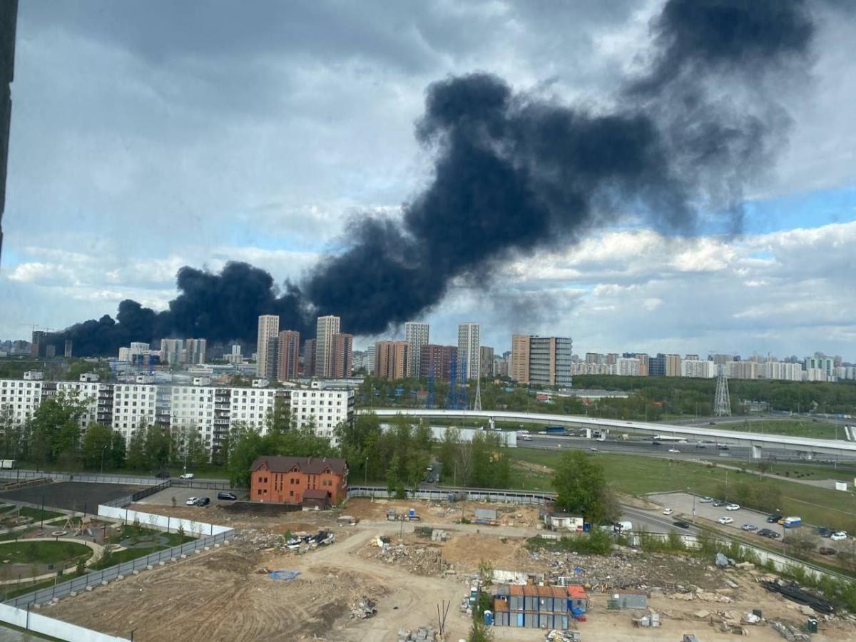 В Москве бушует масштабный пожар / соцсети В Москве бушует масштабный пожар / соцсети