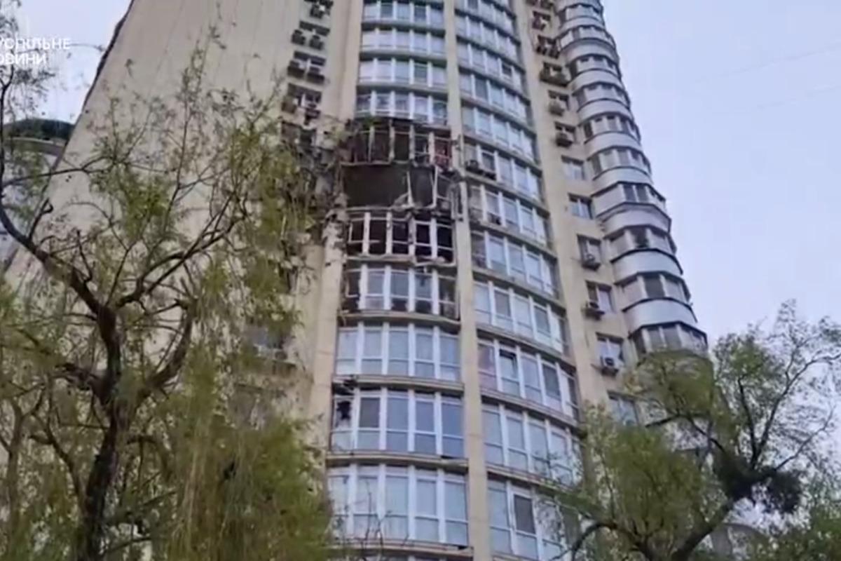 В Киеве в результате вражеской атаки поврежден многоэтажный дом / скриншот В Киеве в результате вражеской атаки поврежден многоэтажный дом / скриншот