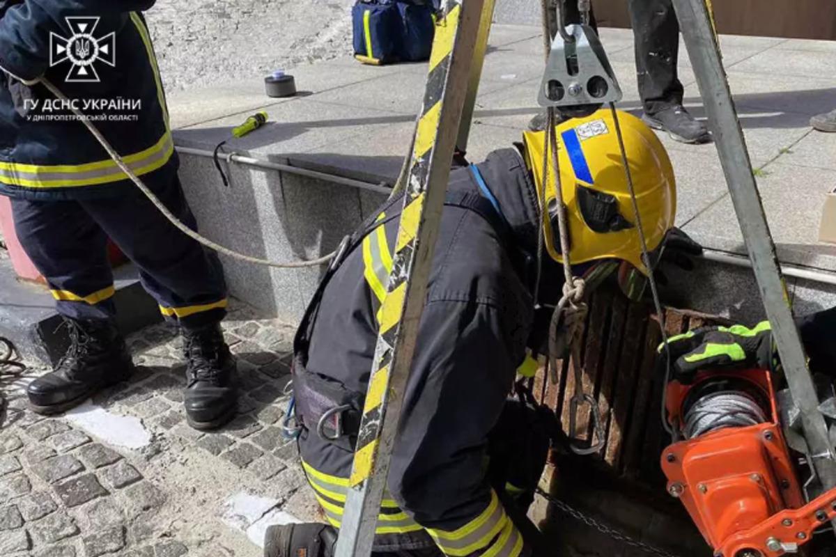 У Дніпрі співробітники ДСНС врятували каченят з глибокого колектора / фото dp.dsns.gov.ua У Дніпрі співробітники ДСНС врятували каченят з глибокого колектора / фото dp.dsns.gov.ua