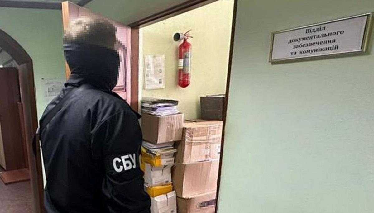 Служащий наладил коррупционную схему / фото СБУ Служащий наладил коррупционную схему / фото СБУ