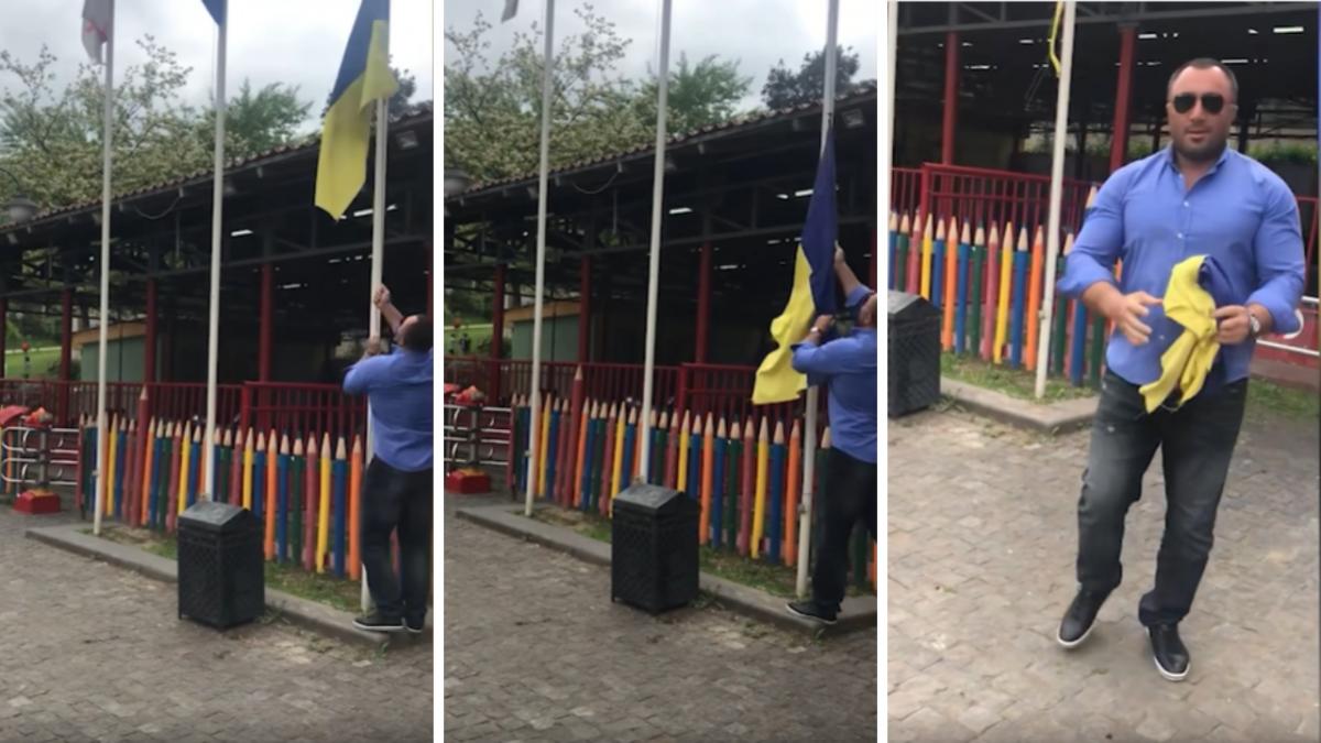 Чоловік у Тбілісі знімає прапор України / фото Ехо Кавказу Чоловік у Тбілісі знімає прапор України / фото Ехо Кавказу