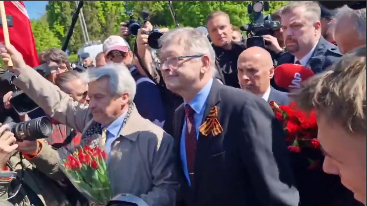 Активисты не позволили андрееву возложить цветы к мемориалу / скриншот Активисты не позволили андрееву возложить цветы к мемориалу / скриншот
