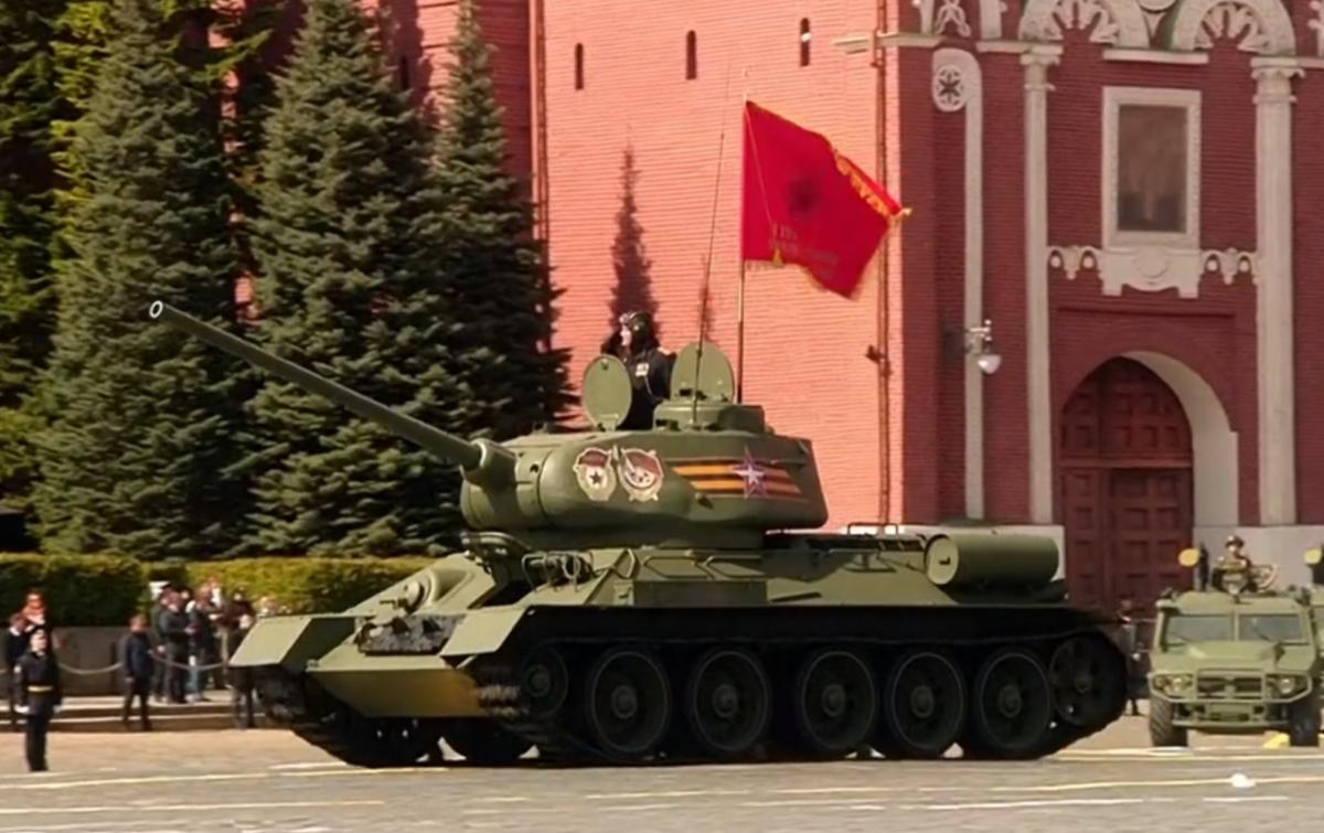 Россияне выкатили на парад 9 мая старый танк Т-34 / скриншот