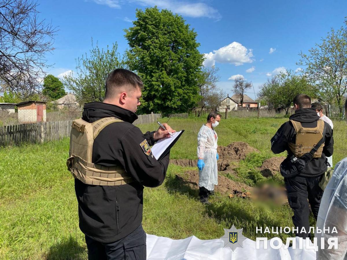 На деокупованих територіях Донеччини поліцейські виявляють нові поховання людей / фото Нацполіція На деокупованих територіях Донеччини поліцейські виявляють нові поховання людей / фото Нацполіція