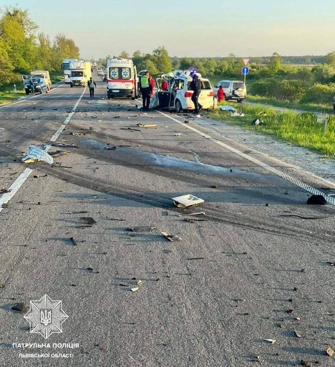 На Львівщині масштабна ДТП із загиблими / фото t.me/lvivpatrolpolice На Львівщині масштабна ДТП із загиблими / фото t.me/lvivpatrolpolice