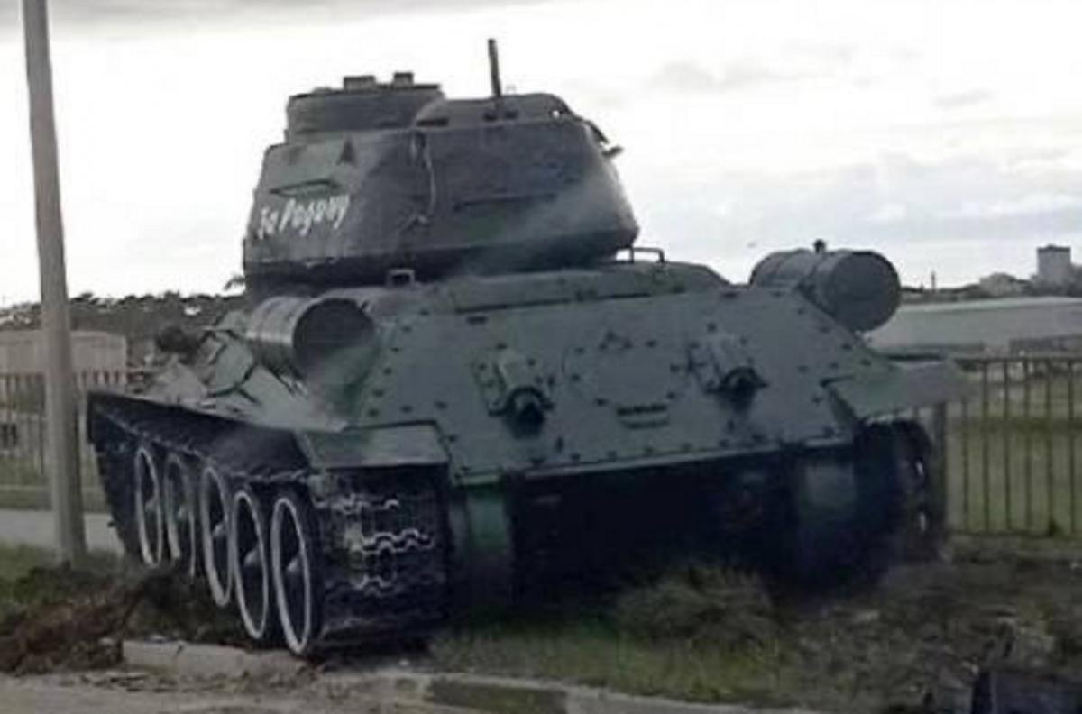 Российский танк решил "отдохнуть" / t.me/krymrealii Российский танк решил "отдохнуть" / t.me/krymrealii