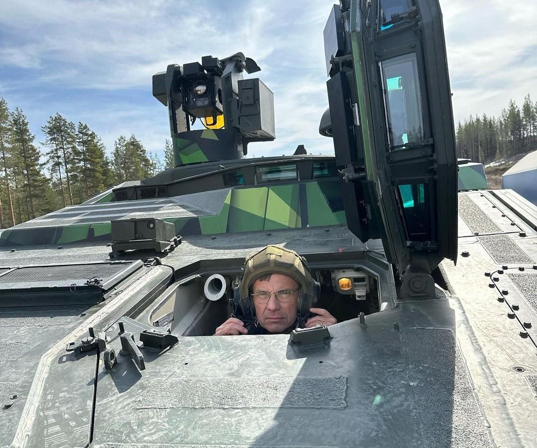Премьер Швеции протестировал БМП, которые получила Украина / instagram.com/kristerssonulf Премьер Швеции протестировал БМП, которые получила Украина / instagram.com/kristerssonulf