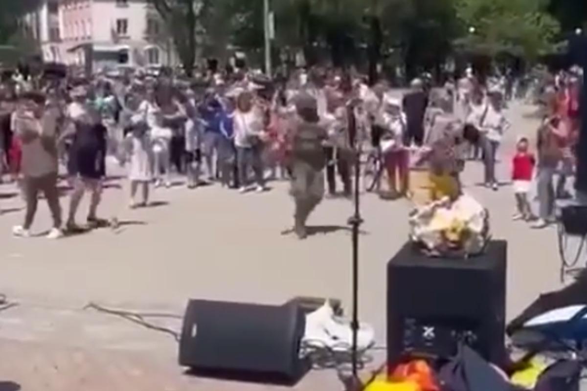Окупант показав "русские танцы" в центрі Бердянська / скріншот Окупант показав "русские танцы" в центрі Бердянська / скріншот